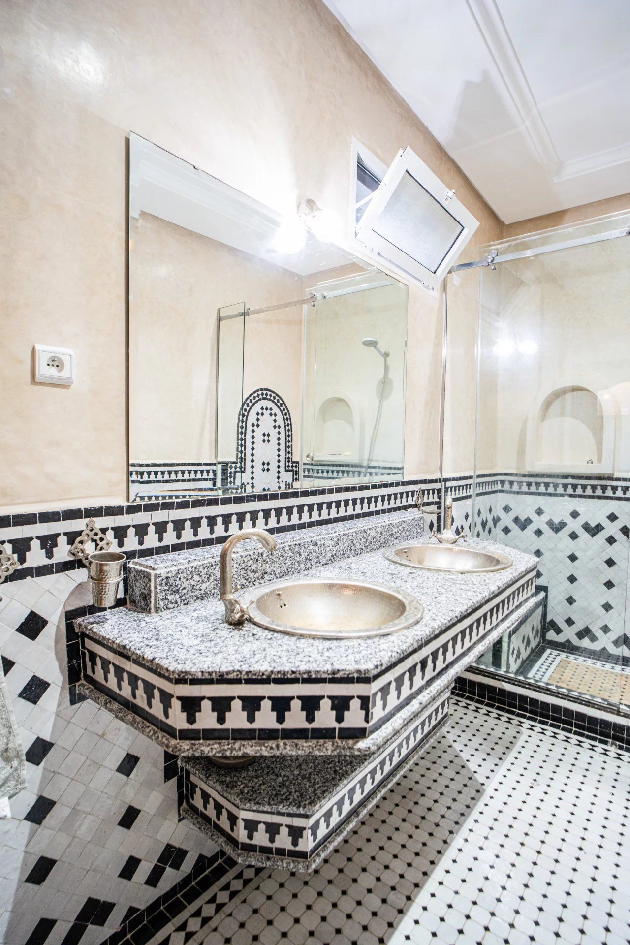 Louer Appartement 7 pièces 278 m² Tanger