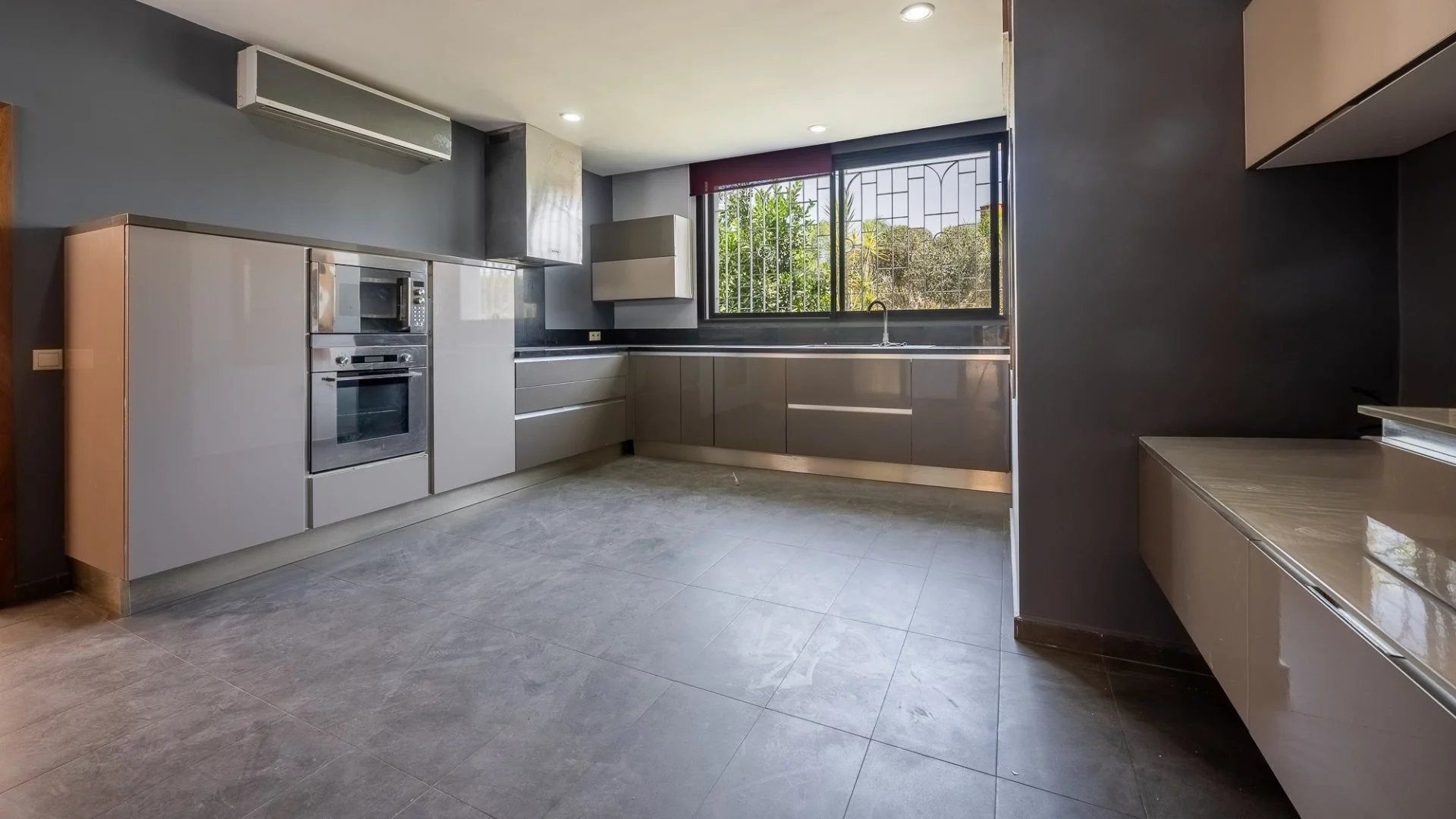 Louer Villa 12 pièces 750 m² Rabat